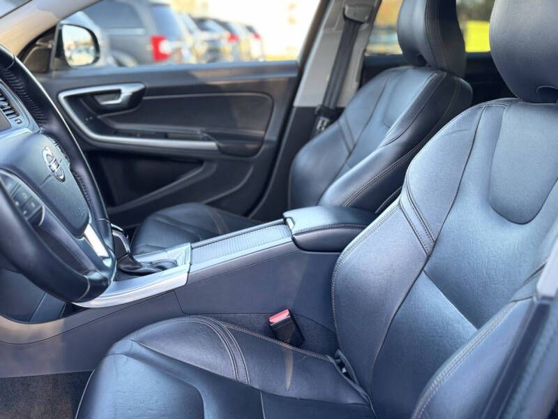 2017 Volvo V60 Image 9