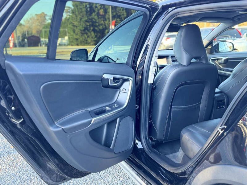 2017 Volvo V60 Image 13