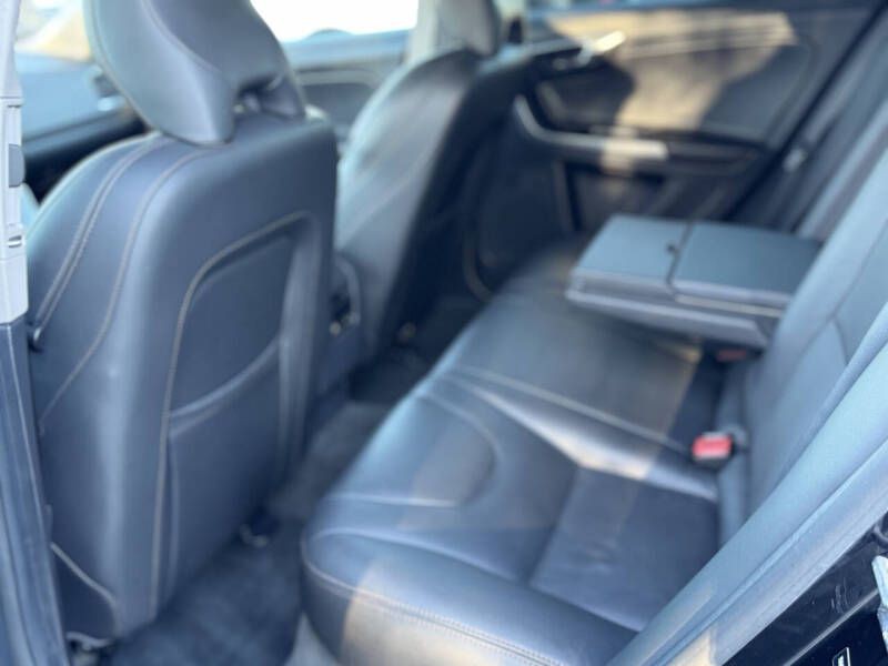 2017 Volvo V60 Image 14