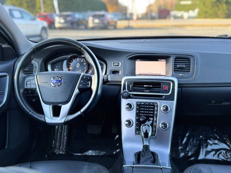 2017 Volvo V60 Image 15