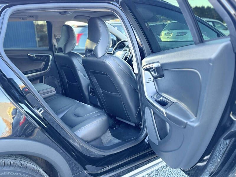 2017 Volvo V60 Image 17