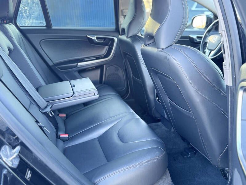 2017 Volvo V60 Image 18