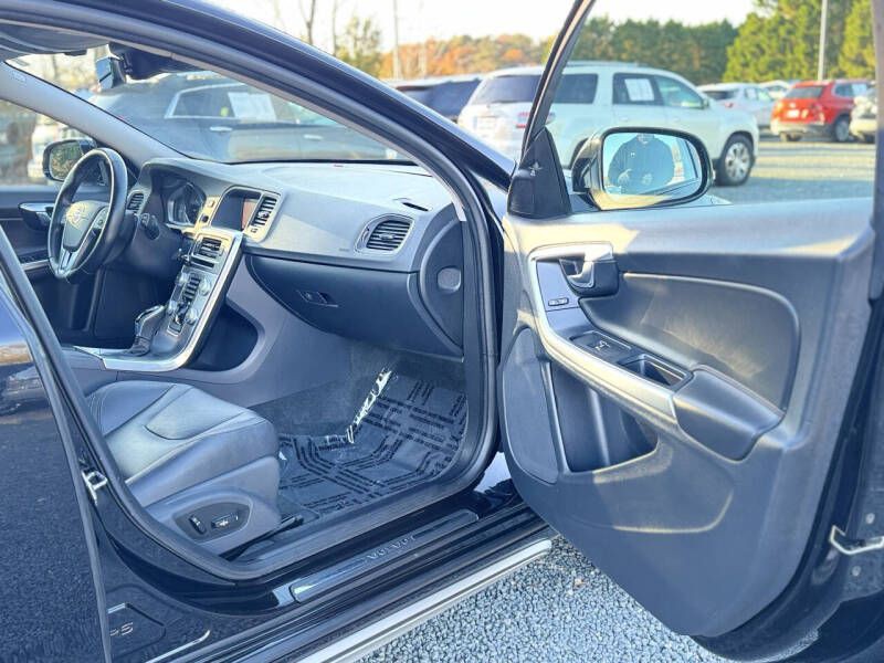 2017 Volvo V60 Image 19