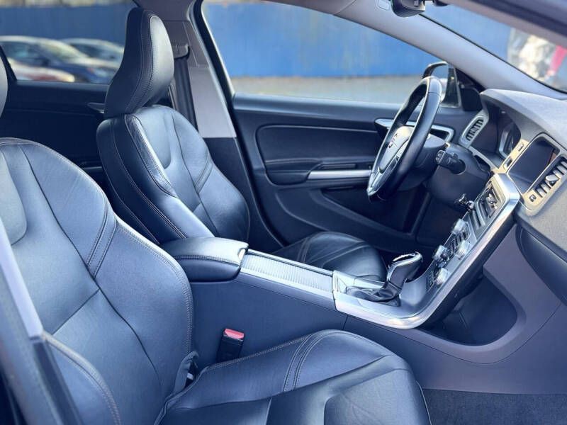 2017 Volvo V60 Image 20