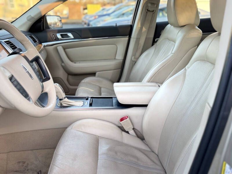 2011 Lincoln MKS Image 8