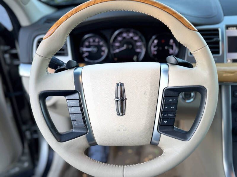 2011 Lincoln MKS Image 9