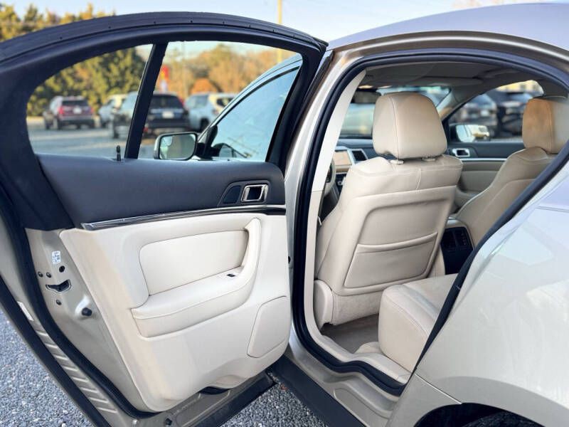 2011 Lincoln MKS Image 12