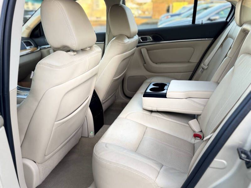 2011 Lincoln MKS Image 13