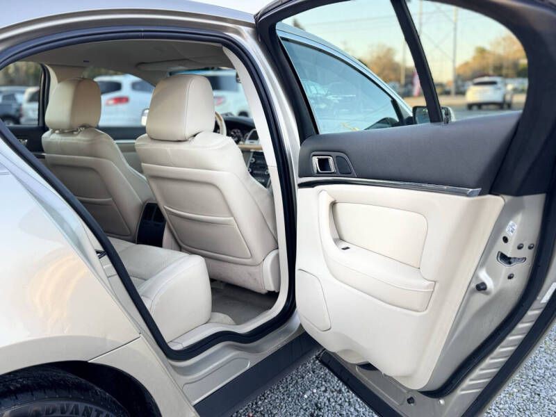 2011 Lincoln MKS Image 16