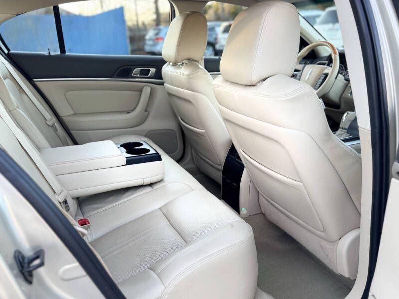 2011 Lincoln MKS Image 17