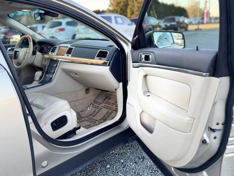 2011 Lincoln MKS Image 18