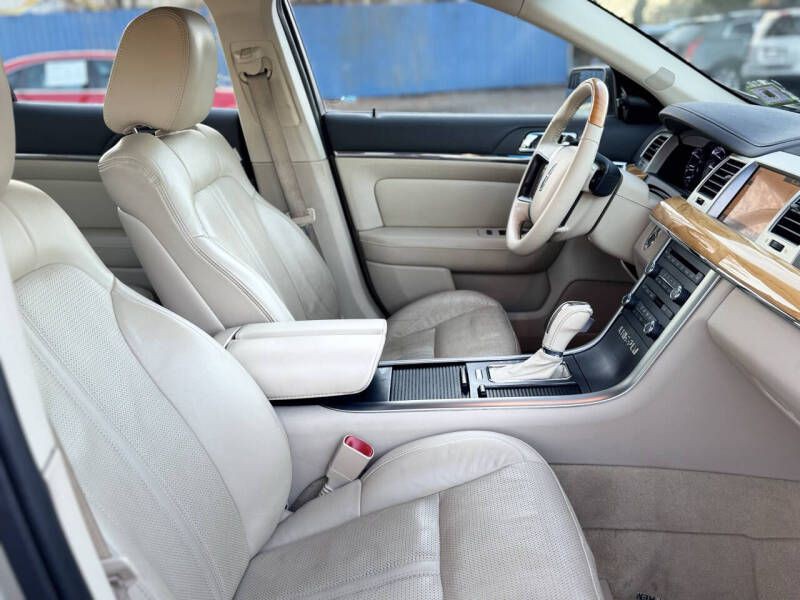 2011 Lincoln MKS Image 19