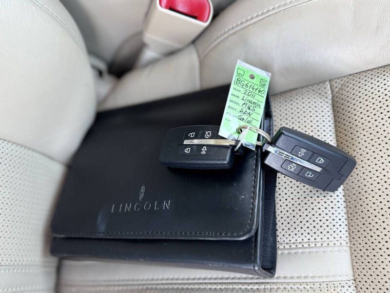 2011 Lincoln MKS Image 20