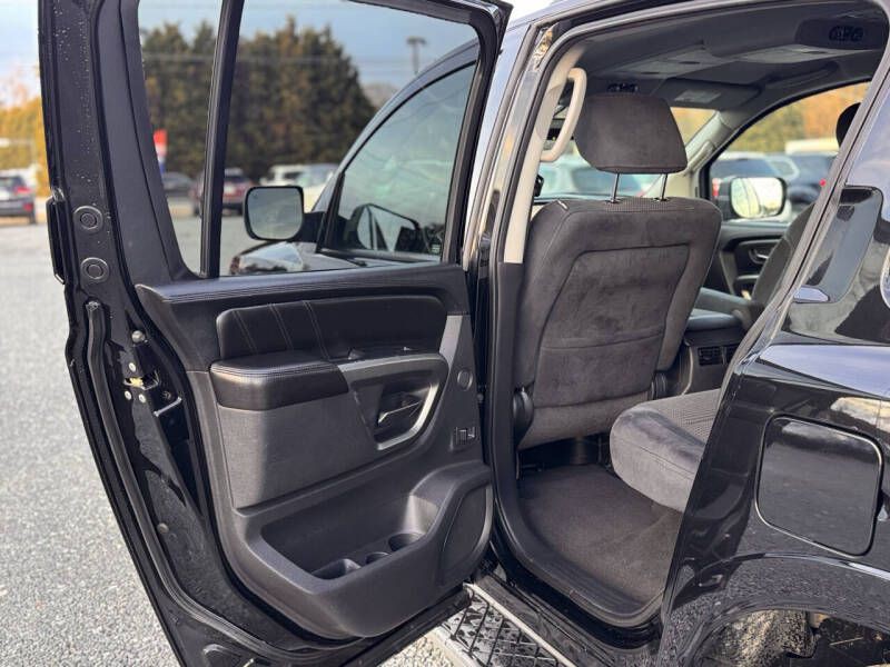 2015 Nissan Armada Image 13