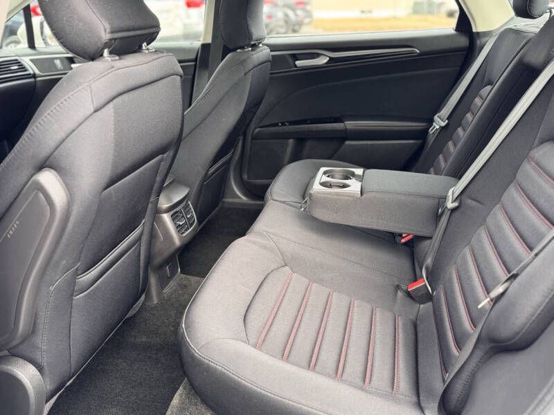 2016 Ford Fusion Image 14