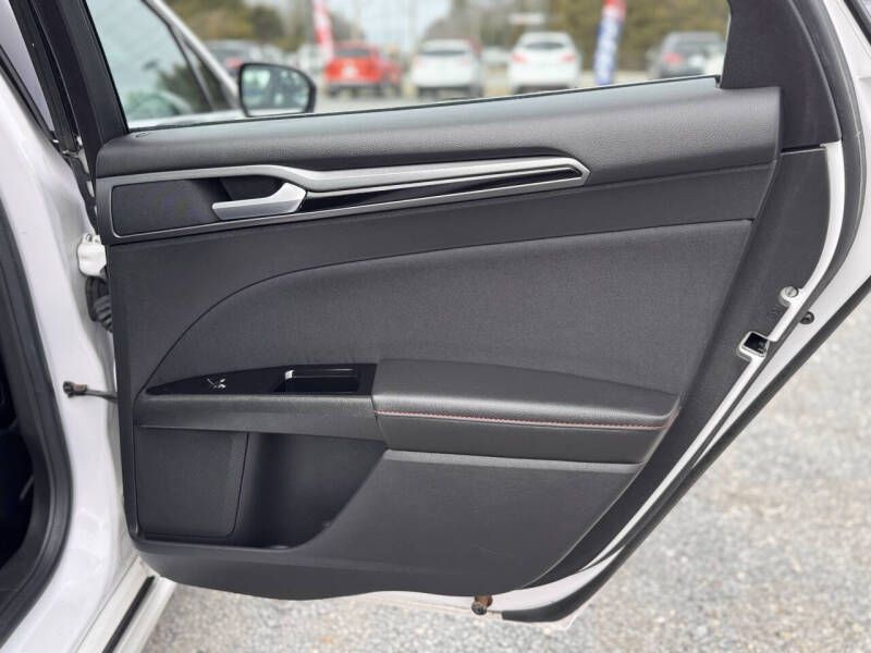 2016 Ford Fusion Image 18