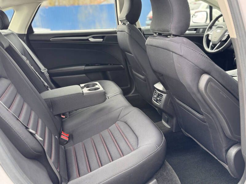 2016 Ford Fusion Image 19