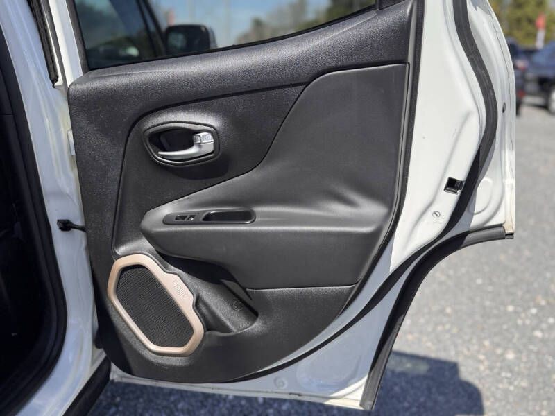 2015 Jeep Renegade Image 18