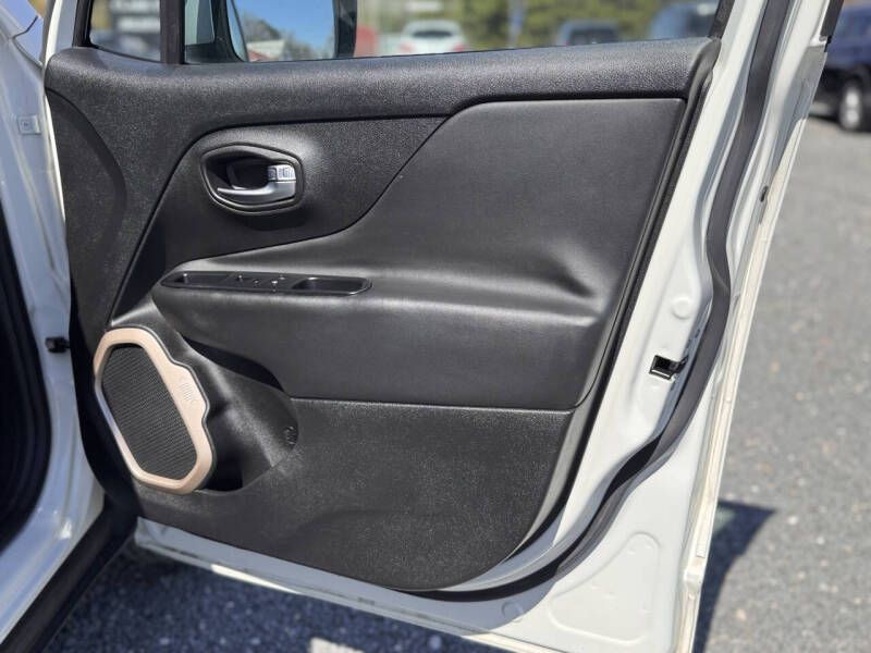 2015 Jeep Renegade Image 20