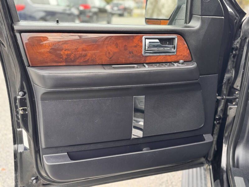2015 Lincoln Navigator Image 8