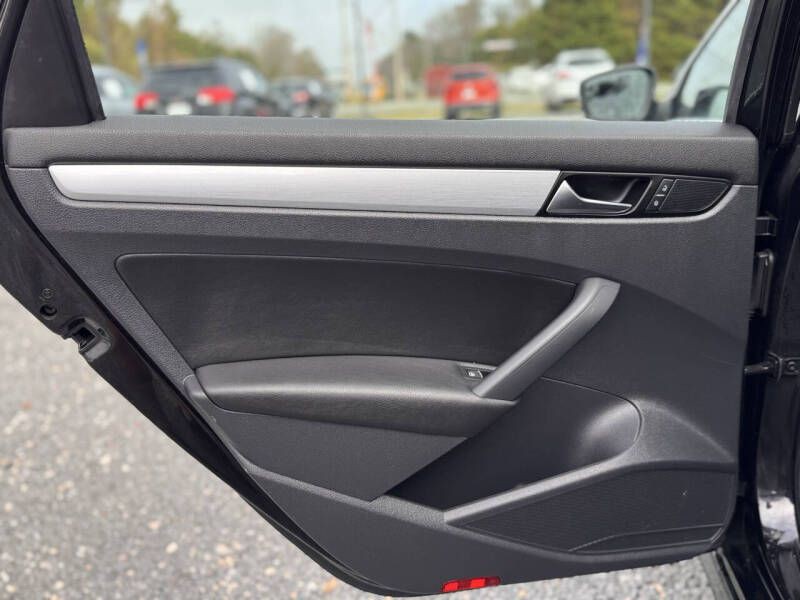 2013 Volkswagen Passat Image 13