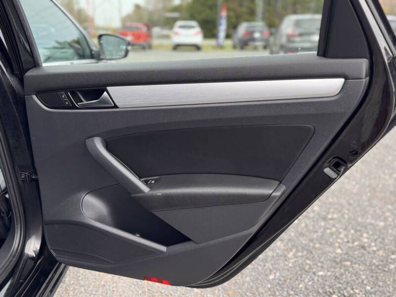 2013 Volkswagen Passat Image 17