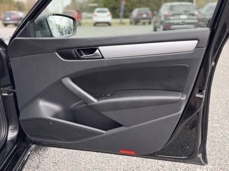 2013 Volkswagen Passat Image 19