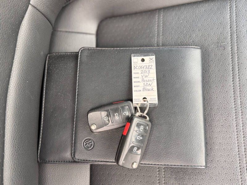 2013 Volkswagen Passat Image 21