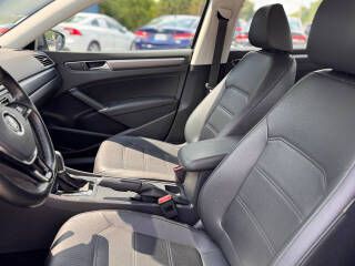 2017 Volkswagen Passat Image 9