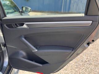 2017 Volkswagen Passat Image 17