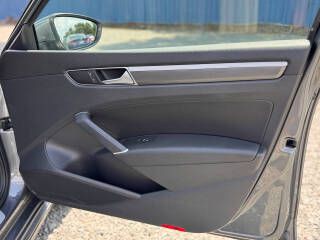 2017 Volkswagen Passat Image 19