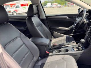 2017 Volkswagen Passat Image 20