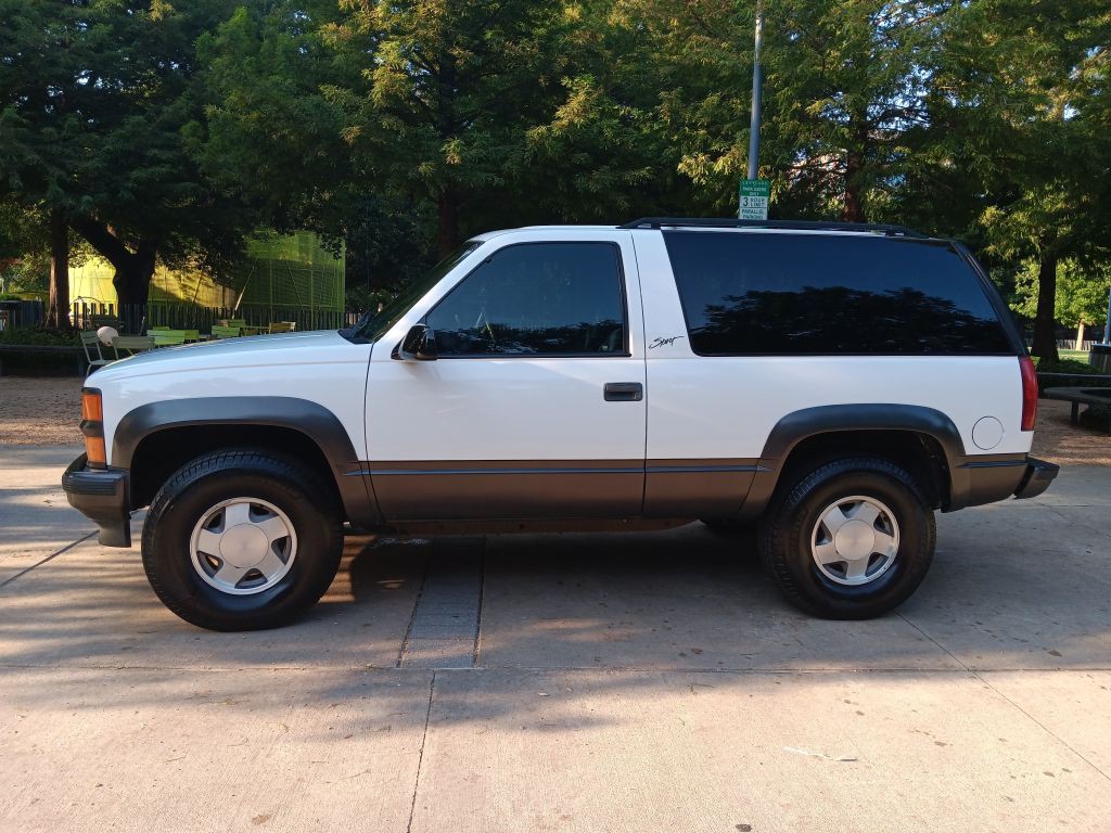 1999 Chevrolet Tahoe Image 2
