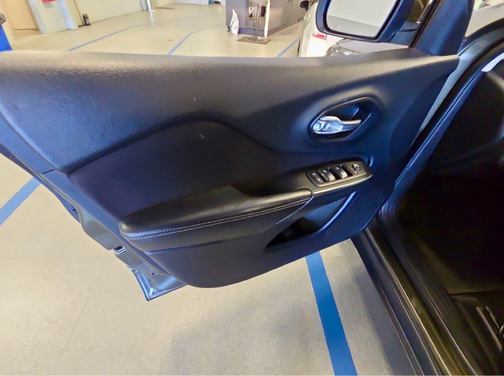 2015 Jeep Cherokee Image 37