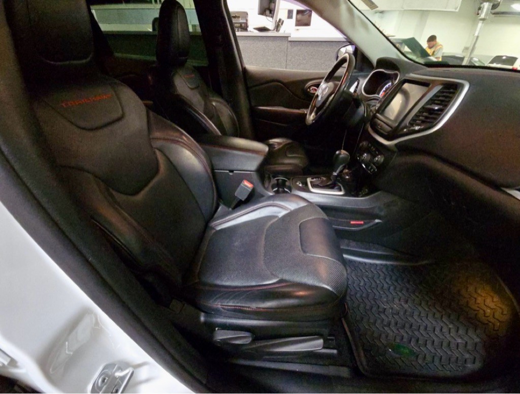 2017 Jeep Cherokee Image 12