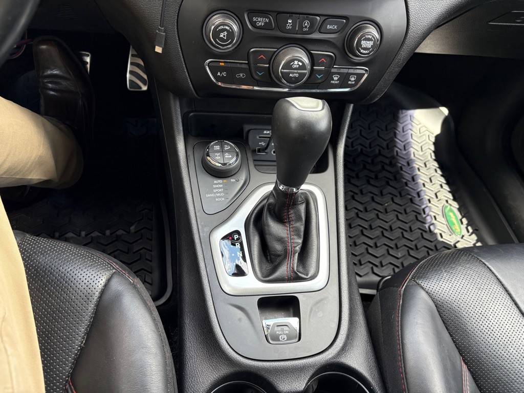 2017 Jeep Cherokee Image 18