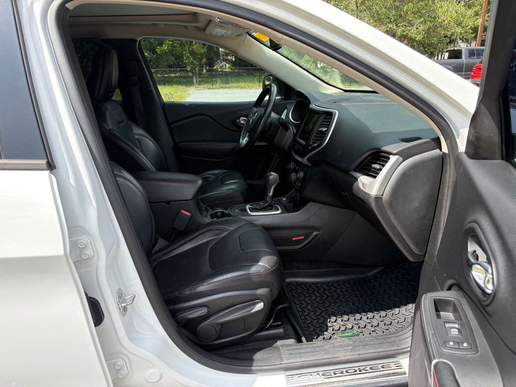 2017 Jeep Cherokee Image 24