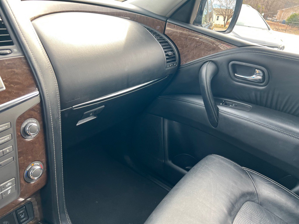 2017 INFINITI QX80 Image 40