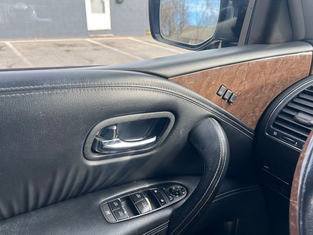 2017 INFINITI QX80 Image 43