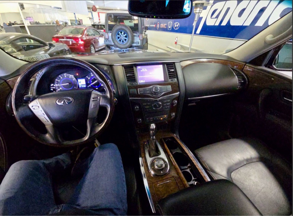 2017 INFINITI QX80 Image 8