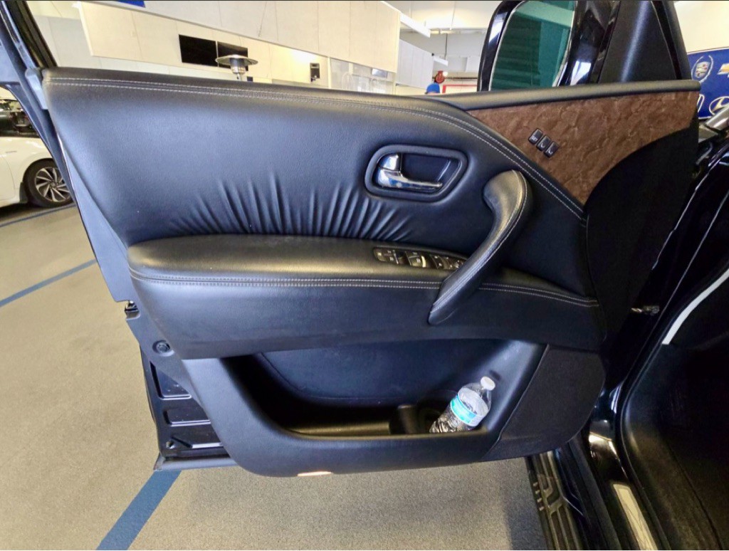 2017 INFINITI QX80 Image 10