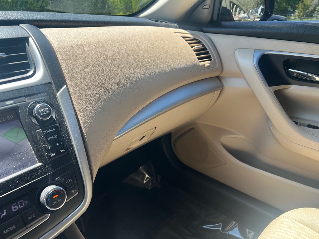 2016 Nissan Altima Image 34