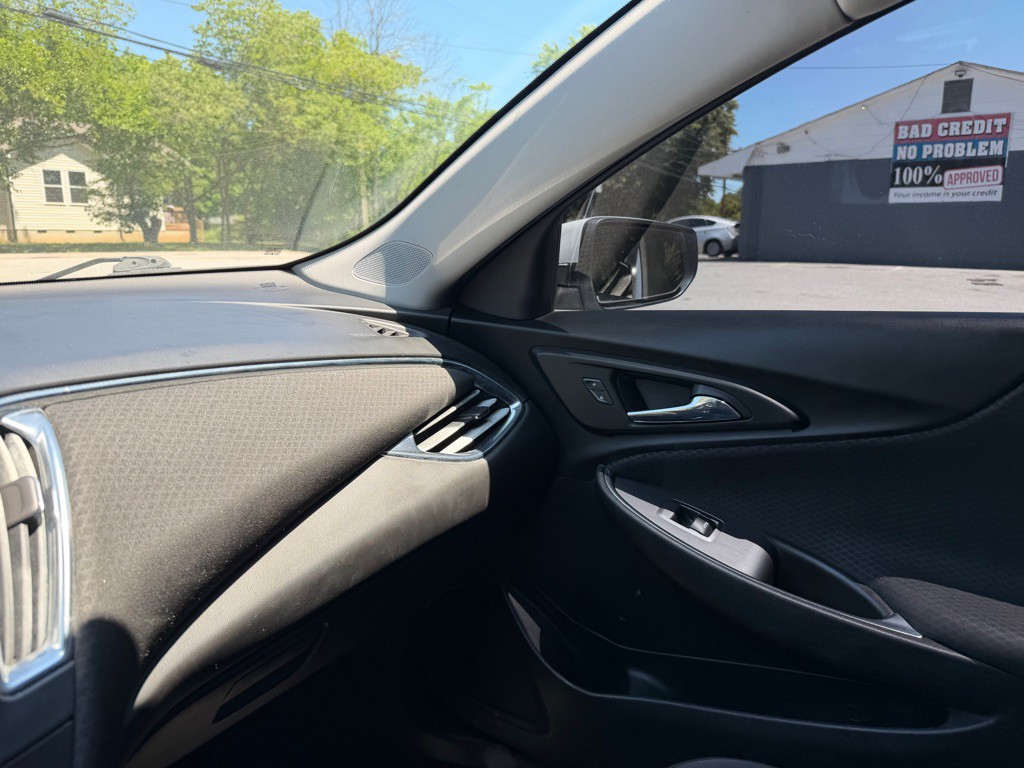 2017 Chevrolet Malibu Image 16