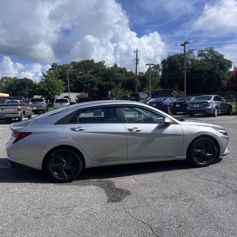 2022 Hyundai Elantra Image 3
