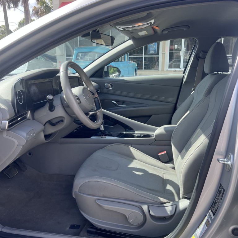 2022 Hyundai Elantra Image 5