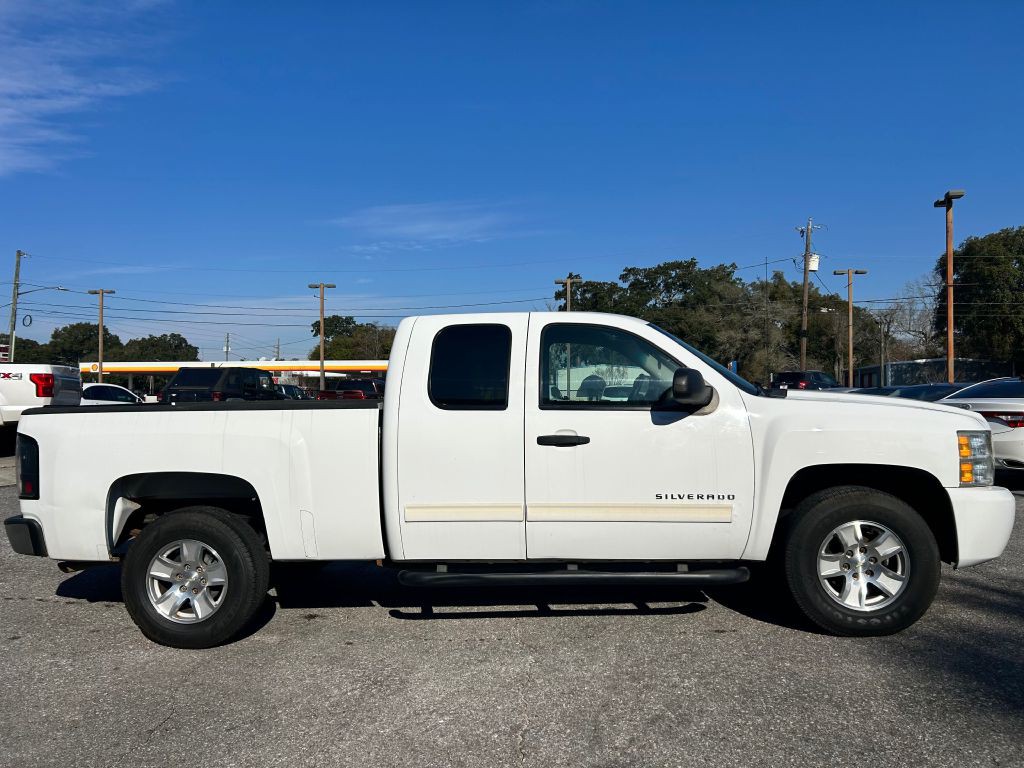 2011 Chevrolet Silverado 1500 Image 2