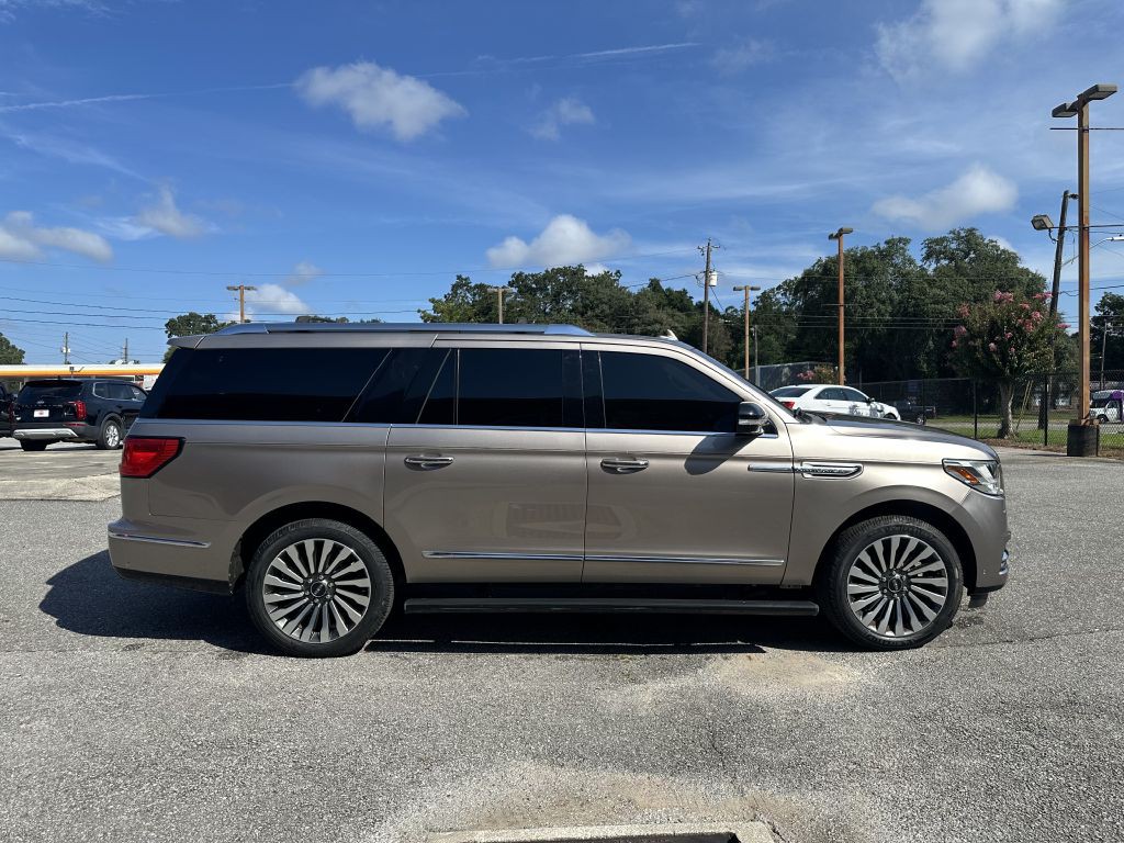 2019 Lincoln Navigator Image 2