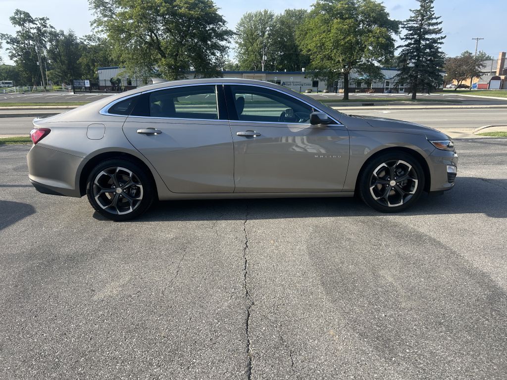 2022 Chevrolet Malibu Image 2