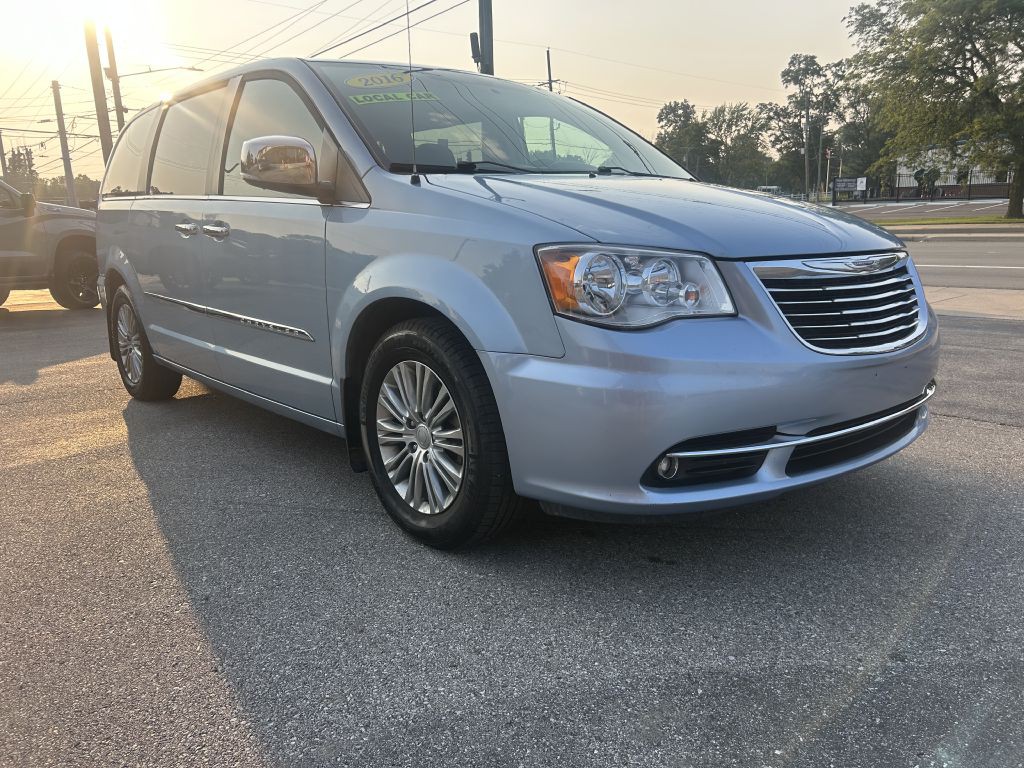 2016 Chrysler Town & Country Image 1