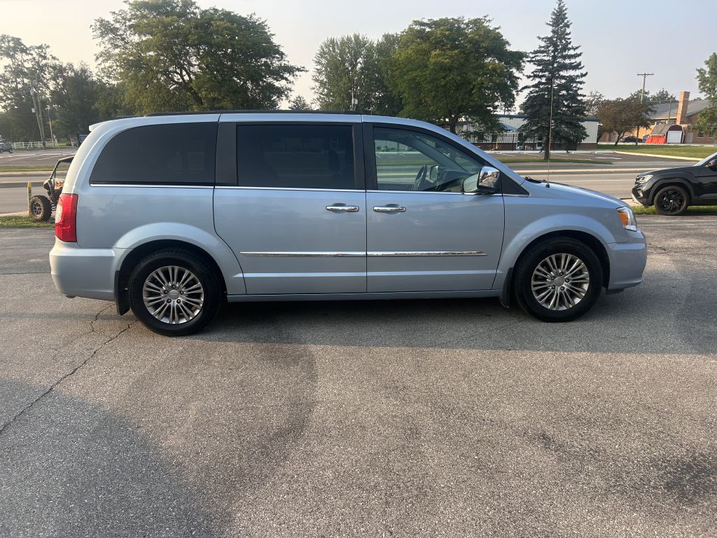 2016 Chrysler Town & Country Image 2